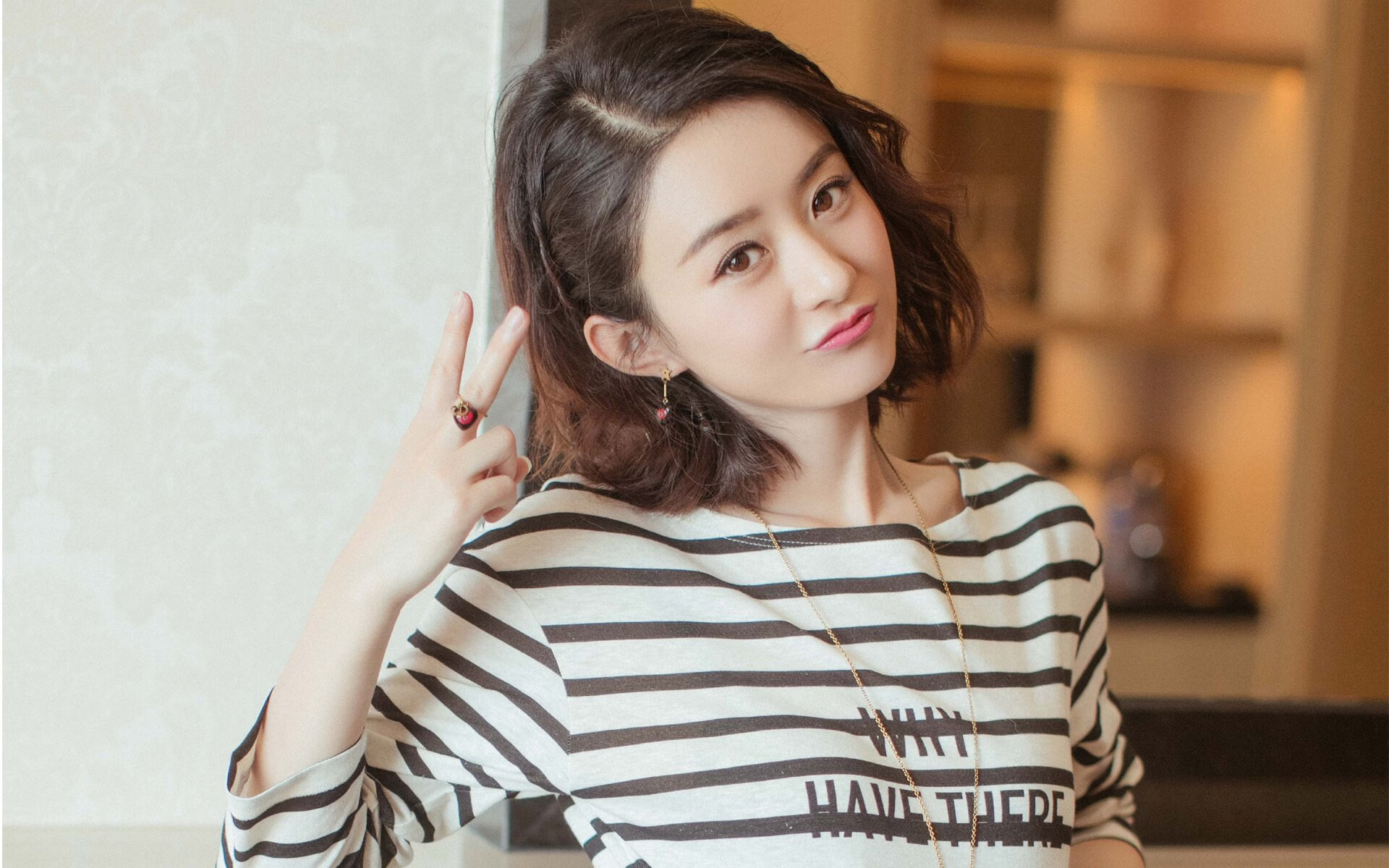 球场上的两种答案,哥伦比亚的碾压与萨拉赫的孤光—足球唯一性的双重镜像